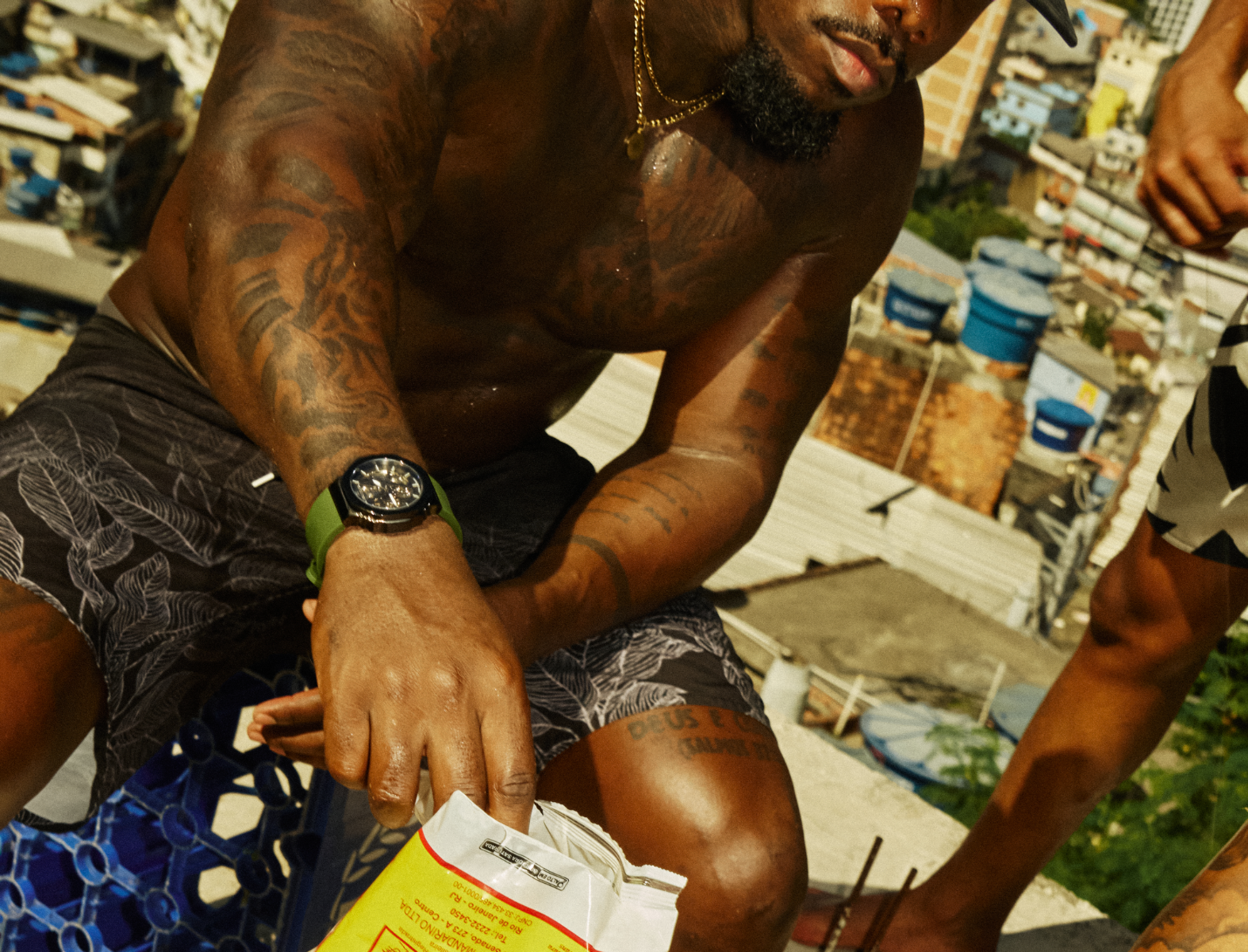 SPORTY AND ELEGANT, INSPIRED BY THE BRAZILIAN FAVELAS