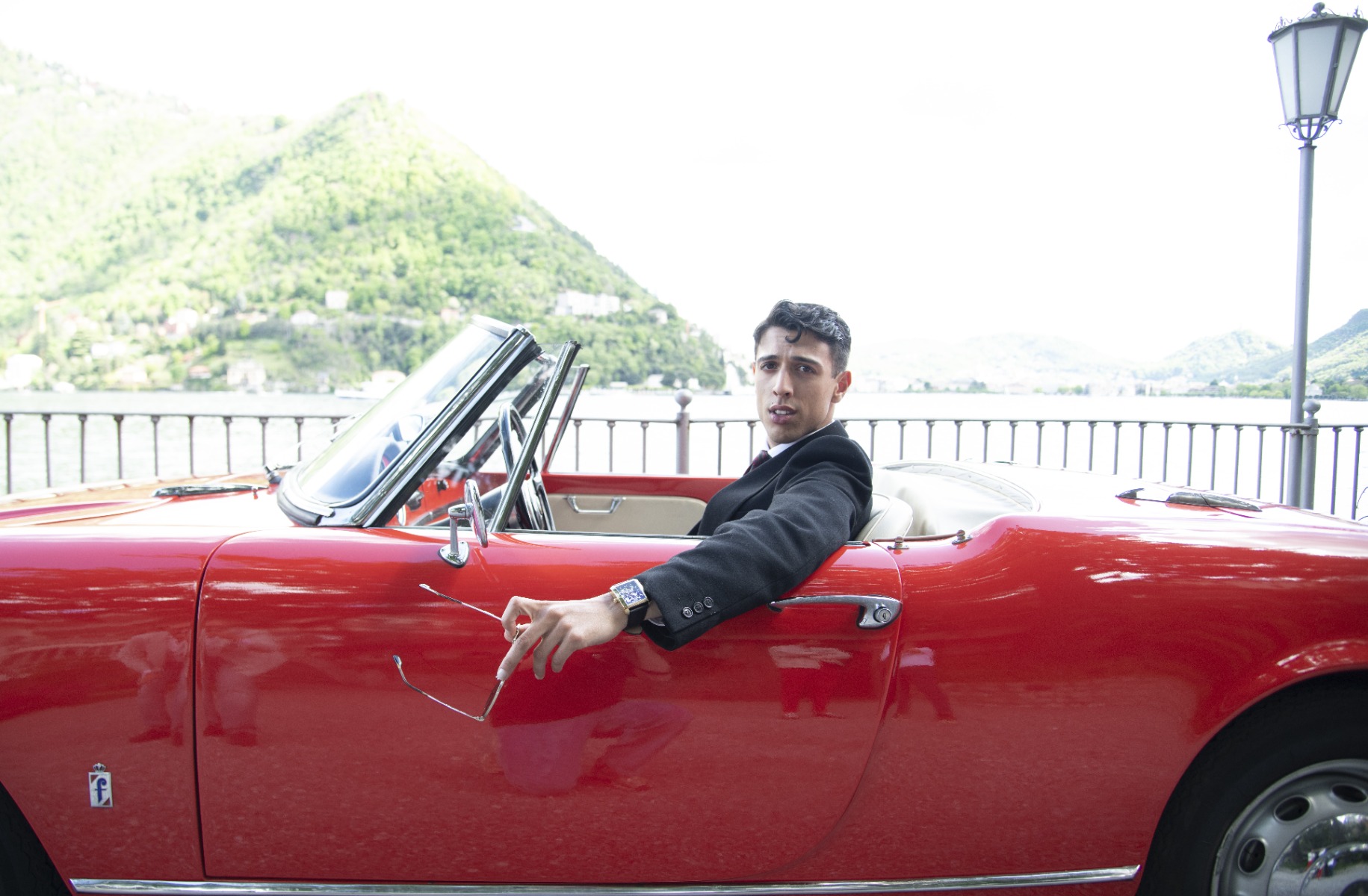 LIGNE RECTANGULAIRE ASSUMÉE, MOUVEMENT AUTOMATIQUE RÉVÉLÉ